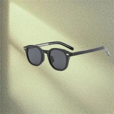 Kacamata Hitam Besar untuk Wajah Kecil